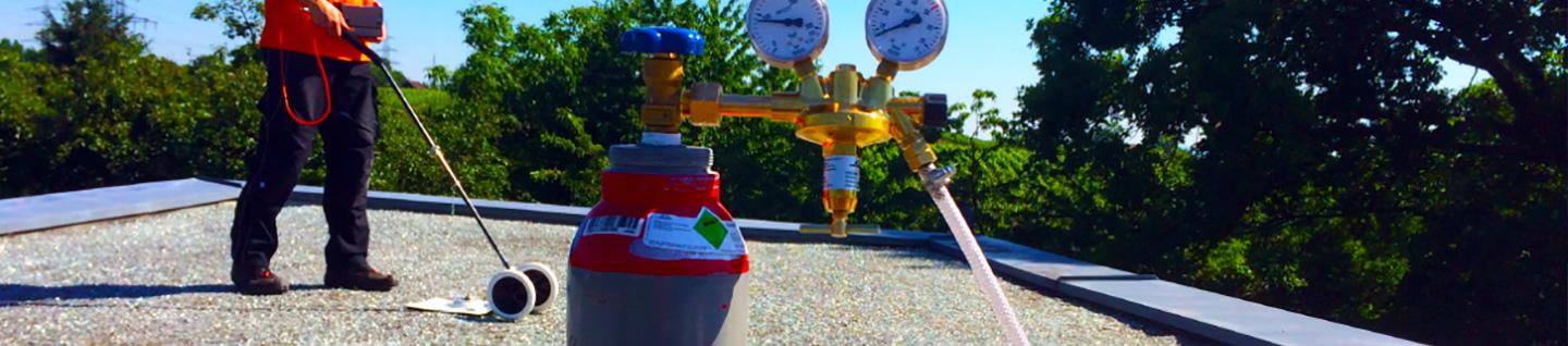 Flachdachleckortung-Tracergas